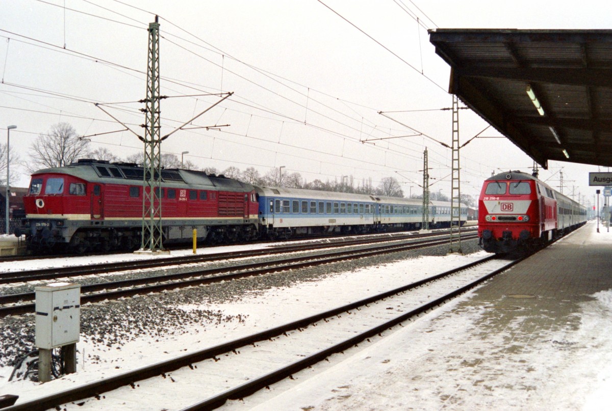 234 578 mit IR 2134  Neptun  ([Berlin–]B�chen–Puttgarden[–Kopenhagen]) und 218 256 mit RB 15865 (Bergedorf–B�chen) am 10.02.1996 in B�chen