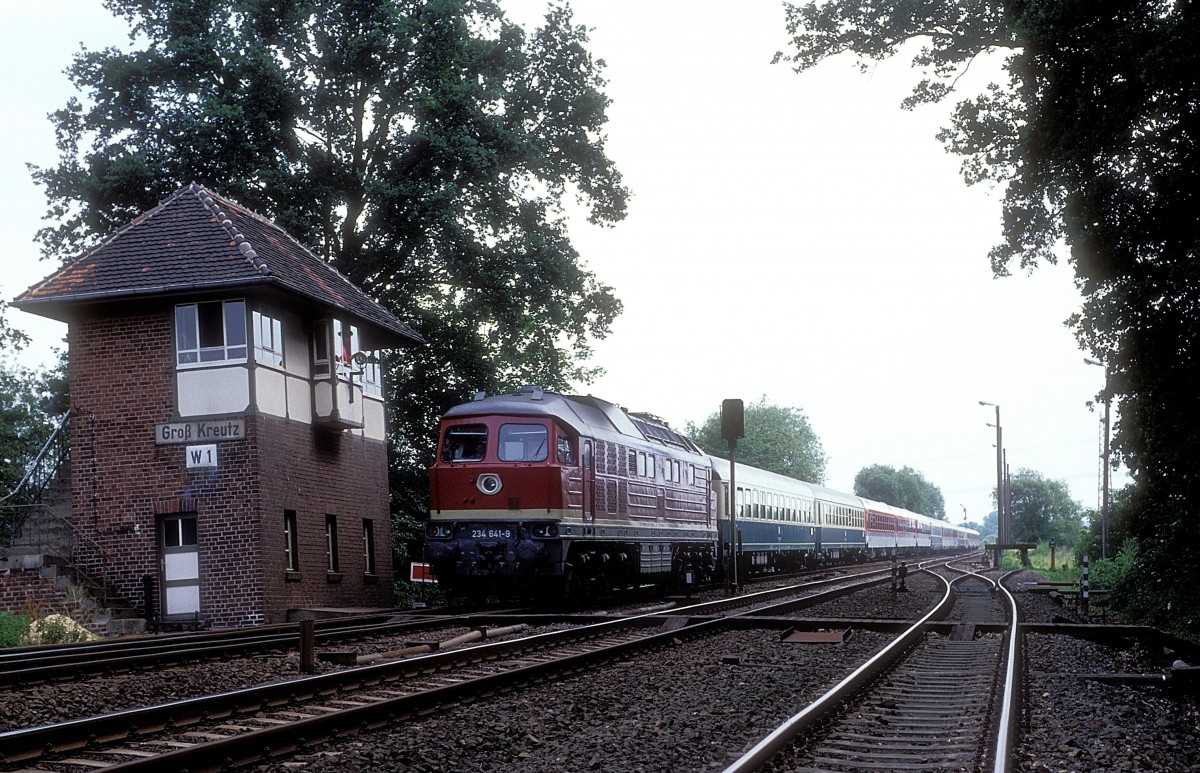234 641  Groß Kreutz  16.06.92

Das Stellwerk stand in einem Sumpfgebiet und ist deshalb nach hinten abgesackt. 