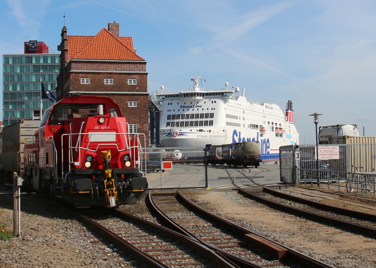 23.4.15. 261 027 rangiert im Kieler Hafen.