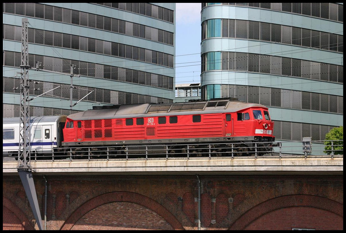 234278 ist hier am 16.5.2007 in Höhe Jannowitzbrücke auf der Berliner Stadtbahn mit dem Warschau Express Richtung Frankfurt an der Oder unterwegs