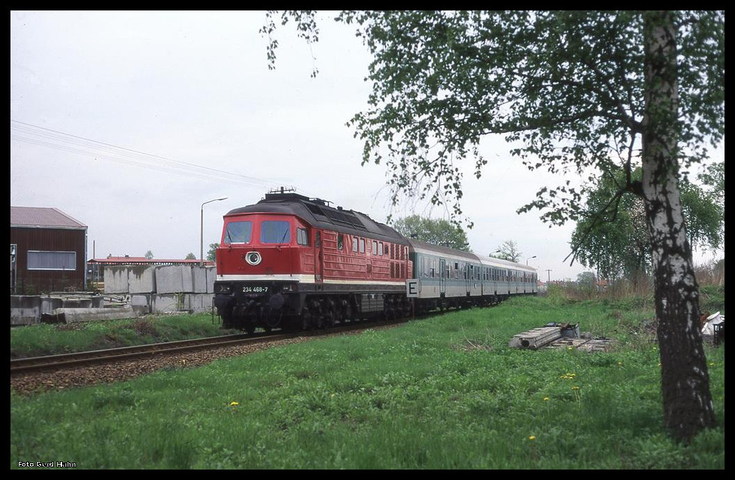 234468 war am 17.5.1996 um 12.15 Uhr nahe Dresden Klotsche mit dem RB nach Dresden unterwegs.