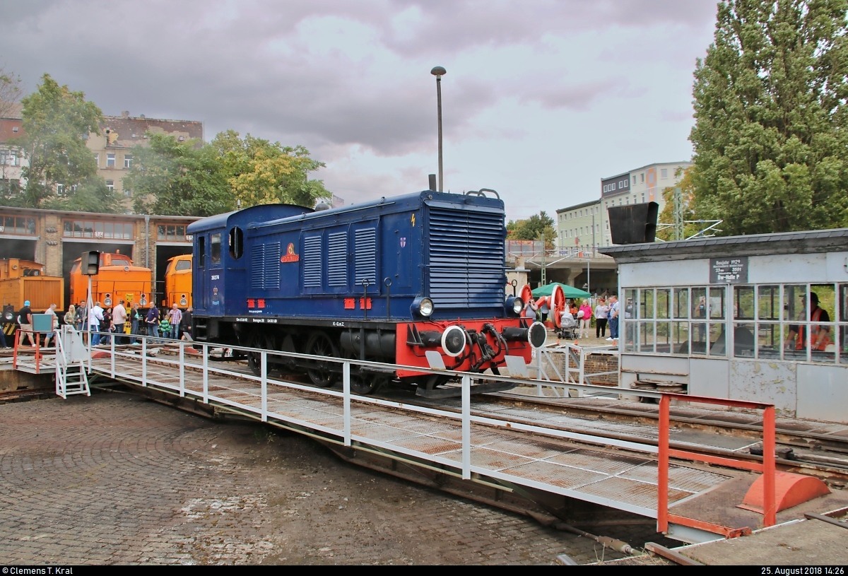 236 103-8 (DR V 36 | Wehrmachtslokomotive WR 360 C 14) des Eisenbahnmuseums Arnstadt steht anlässlich des Sommerfests unter dem Motto  Diesellokomotiven der ehemaligen DR  auf der Drehscheibe des DB Musems Halle (Saale).
[25.8.2018 | 14:26 Uhr]