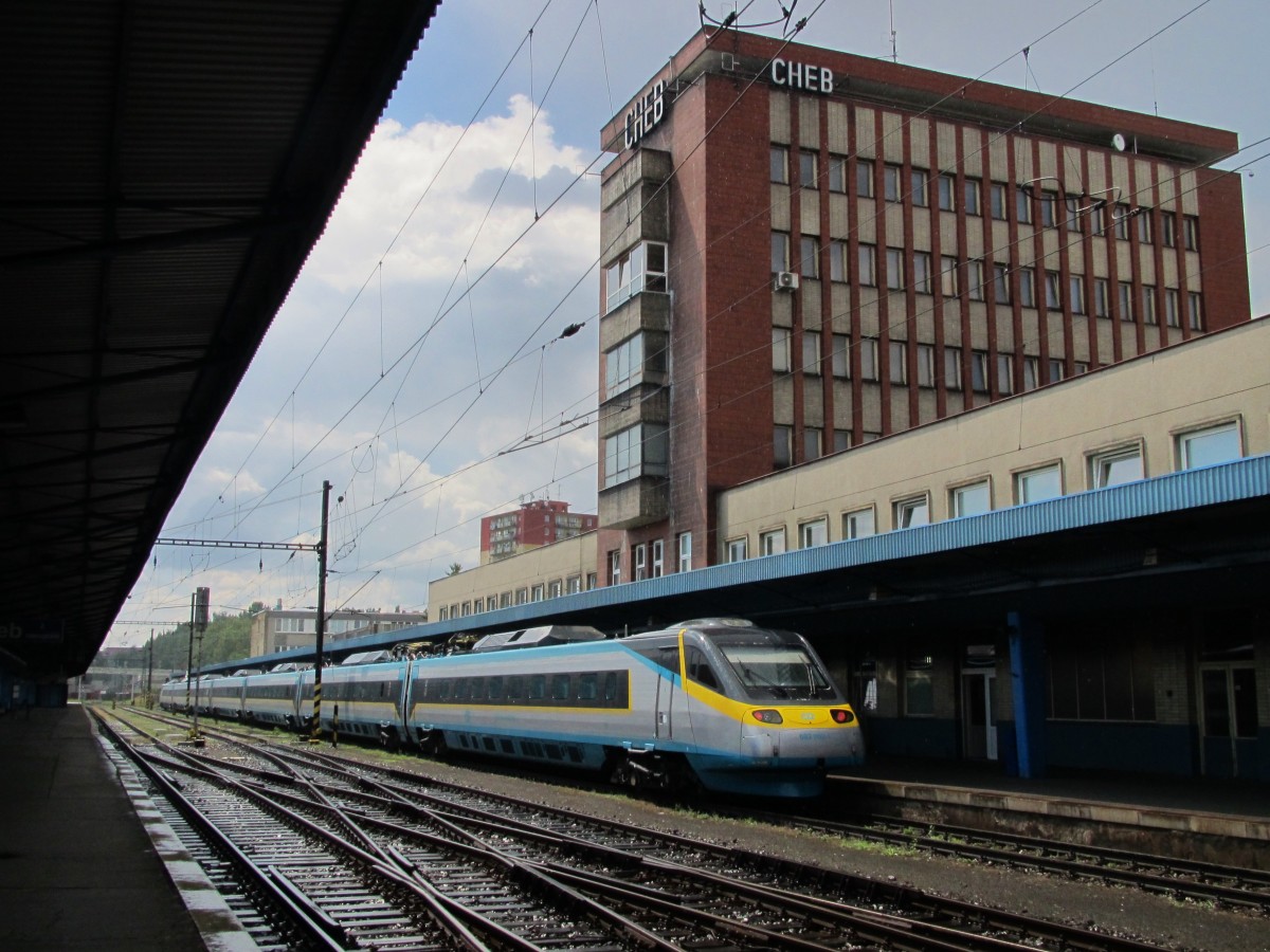 23.7.2014 12:45 ČD 682 002-1  Pendolino  als SuperCity (SC) aus Františkovy Lázně nach Bohumín vor dem Bahnhofsgebäude im Bahnhof Cheb.