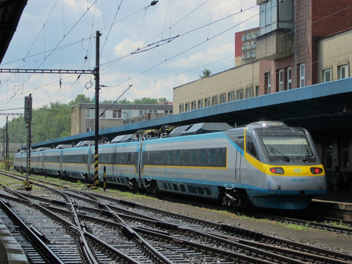23.7.2014 12:46 ČD 682 002-1  Pendolino  als SuperCity (SC) aus Františkovy Lázně nach Bohumín vor dem Bahnhofsgebäude im Bahnhof Cheb.