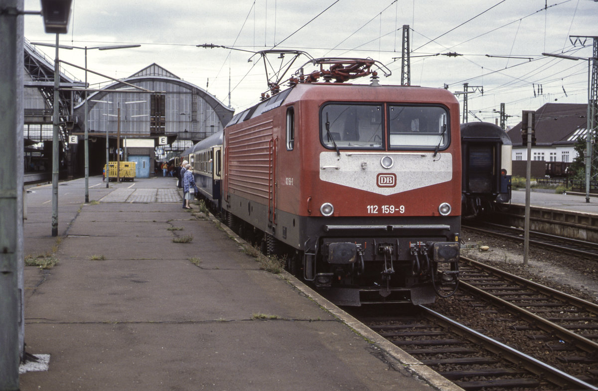 23.8.1993 - Bremen Hbf - DB 112 159 vor D2336 von Greifswald nach Saarbrücken (Bild vom Dia)