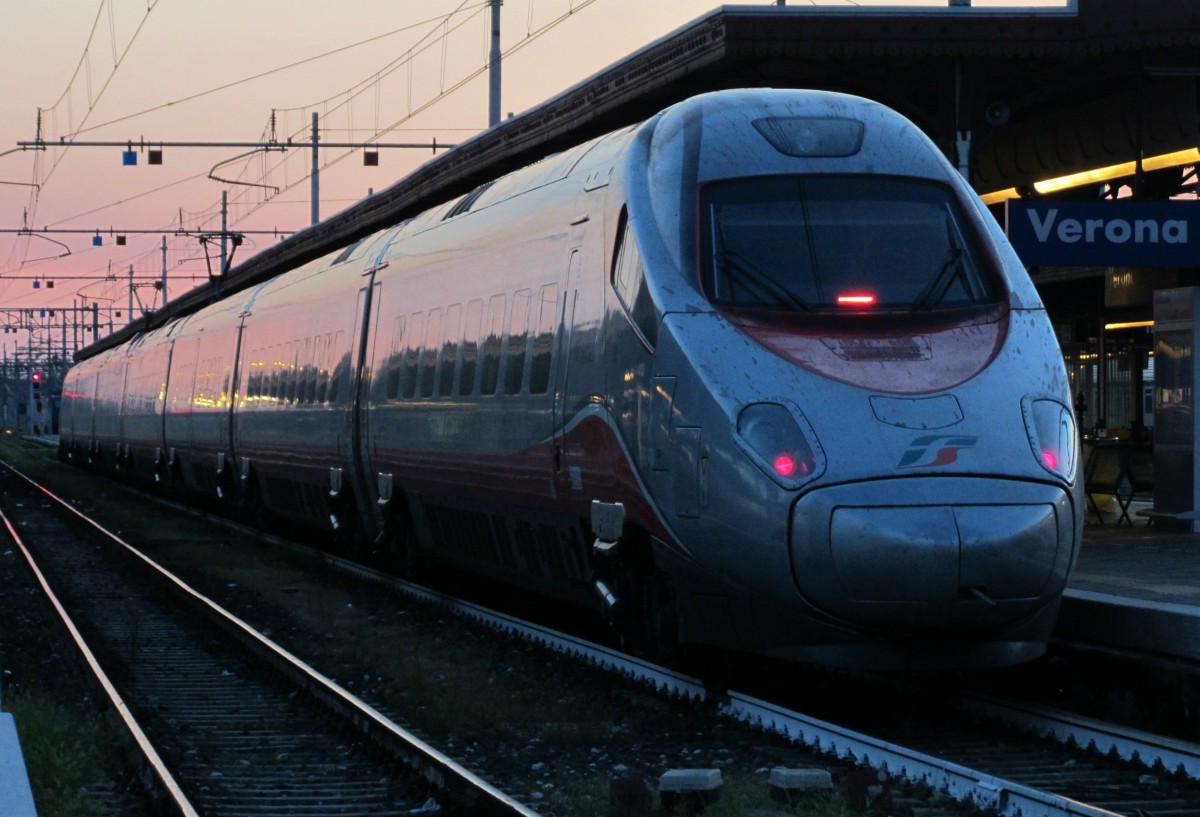 23.8.2014 20:15 FS ETR 600 009 als Frecciargento ( silberner Pfeil ) von Roma Termini im Bahnhof Verona Porta Nuova.