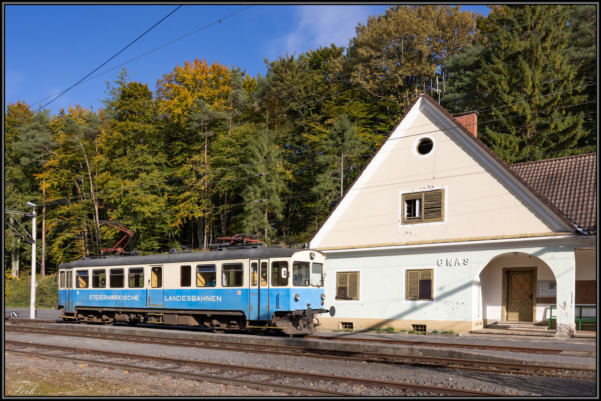23.Oktober 2021 im Bahnhof Gnas. Der ET1 wartet auf die Überholung durch den Planzug. 