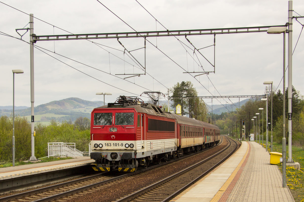 24. April 2019 in Strecno: 163 101-9 mit einem OS erreicht den Bahnhof. 