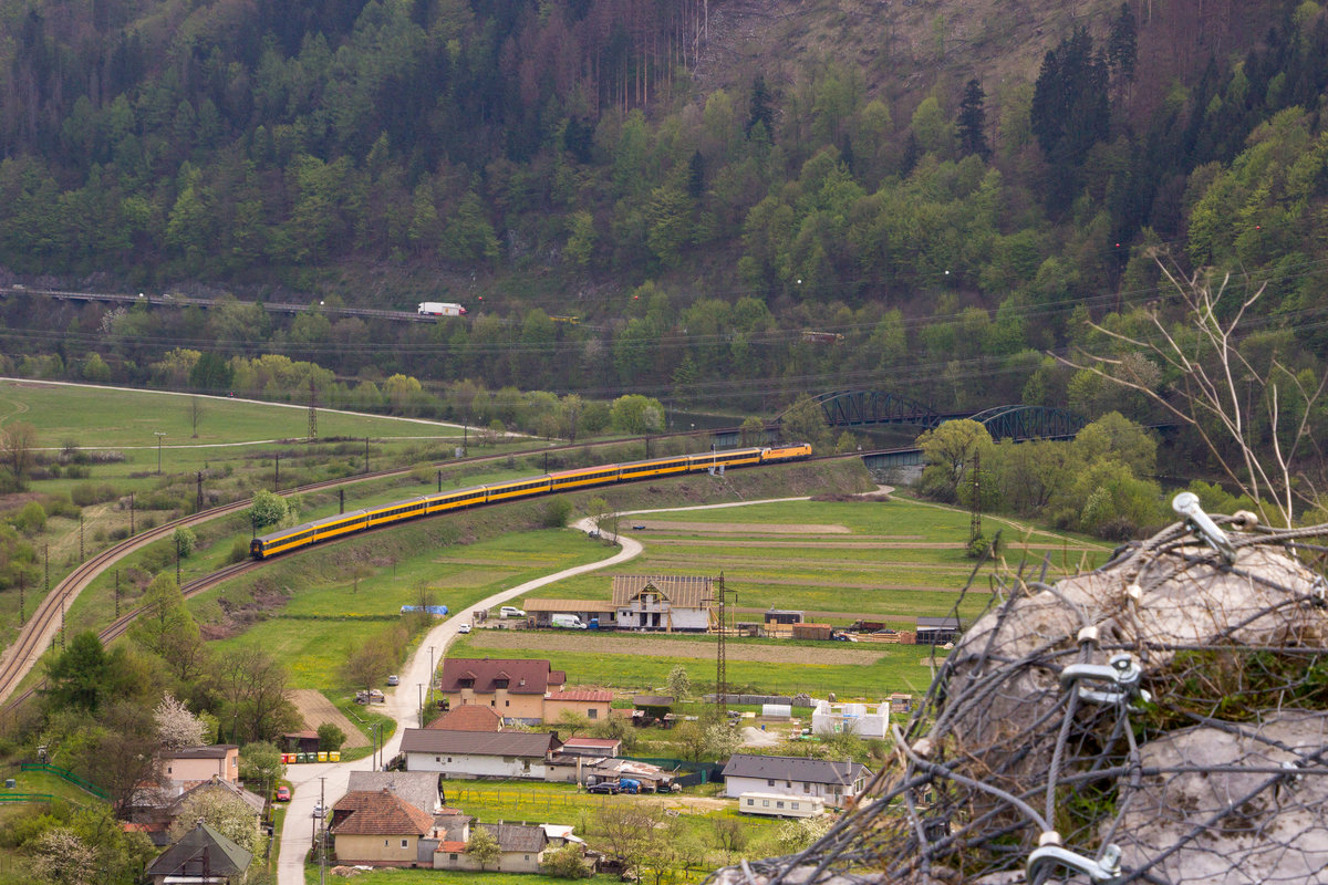 24. April 2019 in Strecno: Ein Foto von der Burg auf den  gelben Wurm . Wahrscheinlich ist 193 226-8 die Zuglok. 