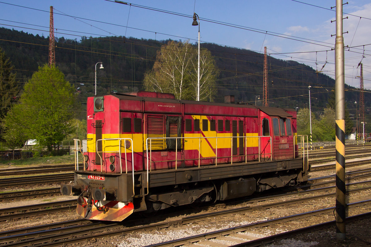 24. April 2019 in Zilina: 742 325-4 ist gerade beim Rangieren. 