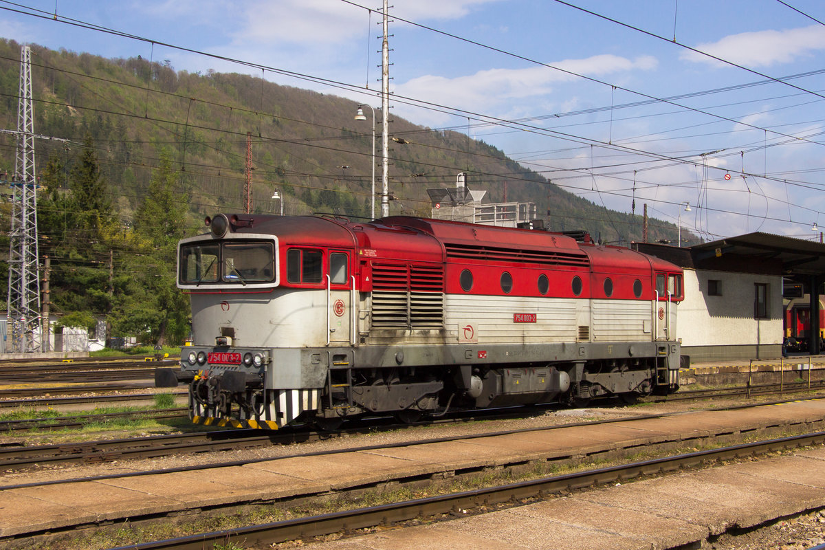 24. April 2019 in Zilina. Ja, sie fährt noch, die 754 003-2!! Auch wenn es nach Explosion aussieht... 