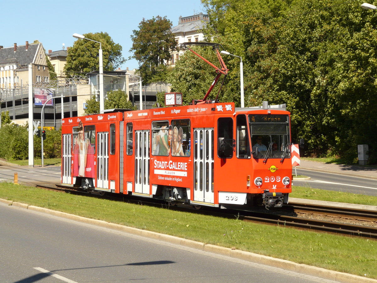 24. August 2009, Straßenbahn in Plauen/Vogtland. Triebwagen KT4D-M Nr. 208
Hersteller: CKD Prag
Baujahre: 1976-1988
Länge: 18110mm
Achsabstand: 1900mm
Leistung: 4 x 40kW