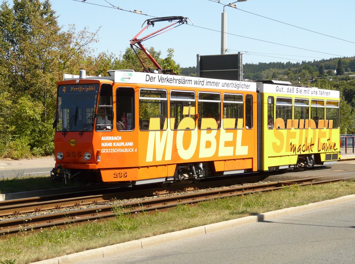 24. August 2009, Straßenbahn in Plauen/Vogtland. Triebwagen KT4D-M Nr. 235
Hersteller: CKD Prag
Baujahre: 1976-1988
Länge: 18110mm
Achsabstand: 1900mm
Leistung: 4 x 40kW