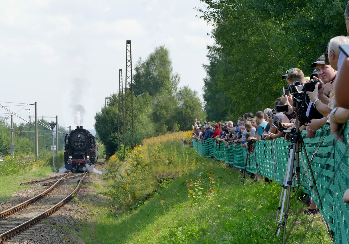 
24. August 2019, an diesem Wochenende fand im Bw Chemnitz-Hilbersdorf das Heizhausfest statt. Der Sonderzug aus Berlin-Schöneweide fährt ins Festgelände ein. Ich kann mich nicht entsinnen, dass man in Sachsen schon mal so sehnsüchtig auf die Berliner gewartet hat. 