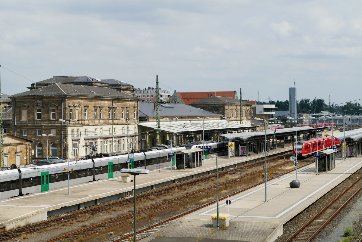 24. August 2019, Hof, Im ehemaligen bayerisch-sächsischen Grenzbahnhof steht ein ET der Mitteldeutschen Regiobahn. Wegen einer Signalstörung bei Zwickau war er einige Minuten zu spät in Hof angekommen. Der von der DB gefahrene Anschlusszug nach Bamberg hat natürlich nicht gewartet und mir blieb eine Stunde, mich auf dem Bahnhof umzuschauen. Hier der Blick von der weit gespannten Fußgängerbrücke.