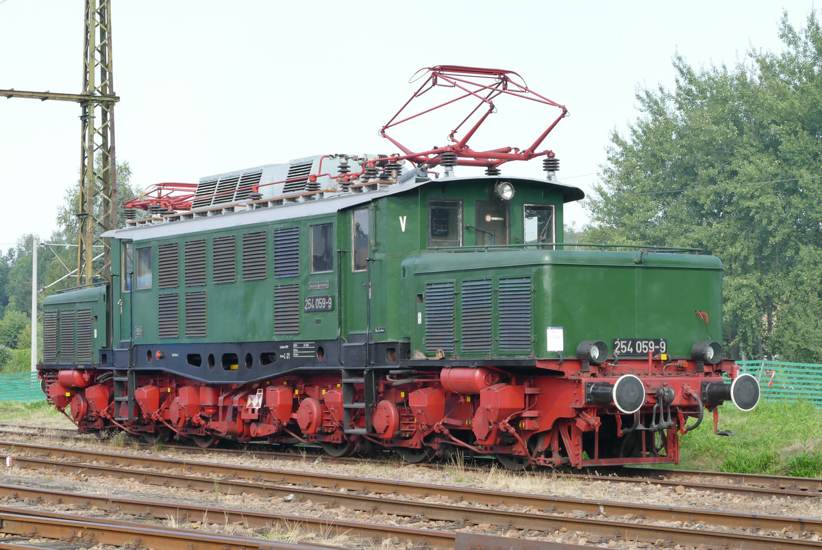 24. August 2019, zum Heizhausfest im Bw Chemnitz-Hilbersdorf war auch E94 059 ausgestellt. Über diesem Gleis gibt es keine Fahrleitung.