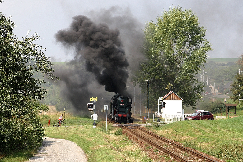 2/4: Ausgiebig bedient der Heizer der CSD 464 202 (CD 90 54 4642 002-8) am 08.September 2018 in der Haltestelle Popovice u Uherskeho Hradiste die Stokerfeuerung.