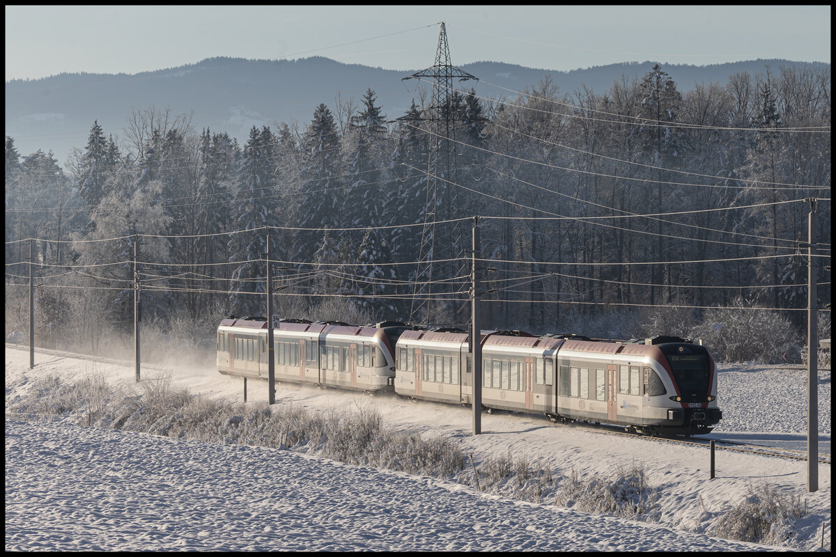 24. Jänner 2024 . Bei Kresbach rollt ein Pärchen GTW 2/8 gen Deutschlandsberg Stadt. 