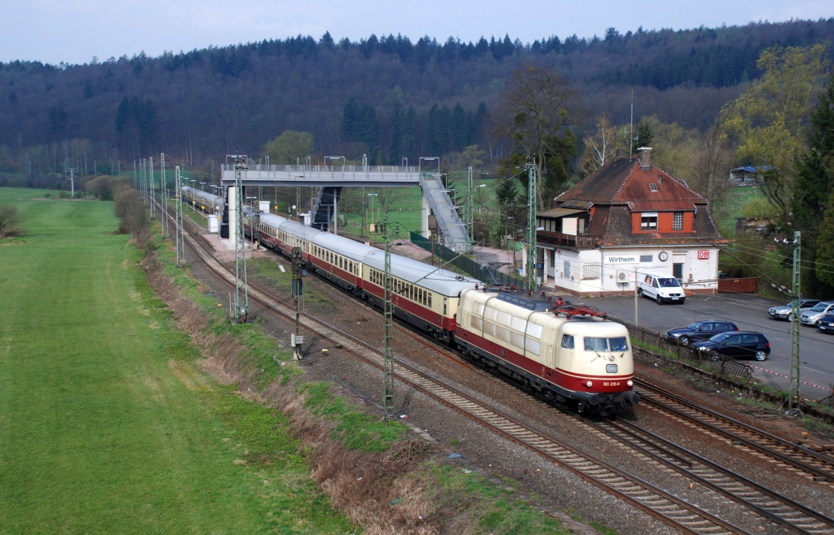 24 Jahre später lies 103 235 vor einem Sonderzug das IC- bzw. TEE-Feeling in Wirtheim nochmals lebendig werden. Die Szene hat sich in 24 Jahren nur in Details verändert (4.4.2012).