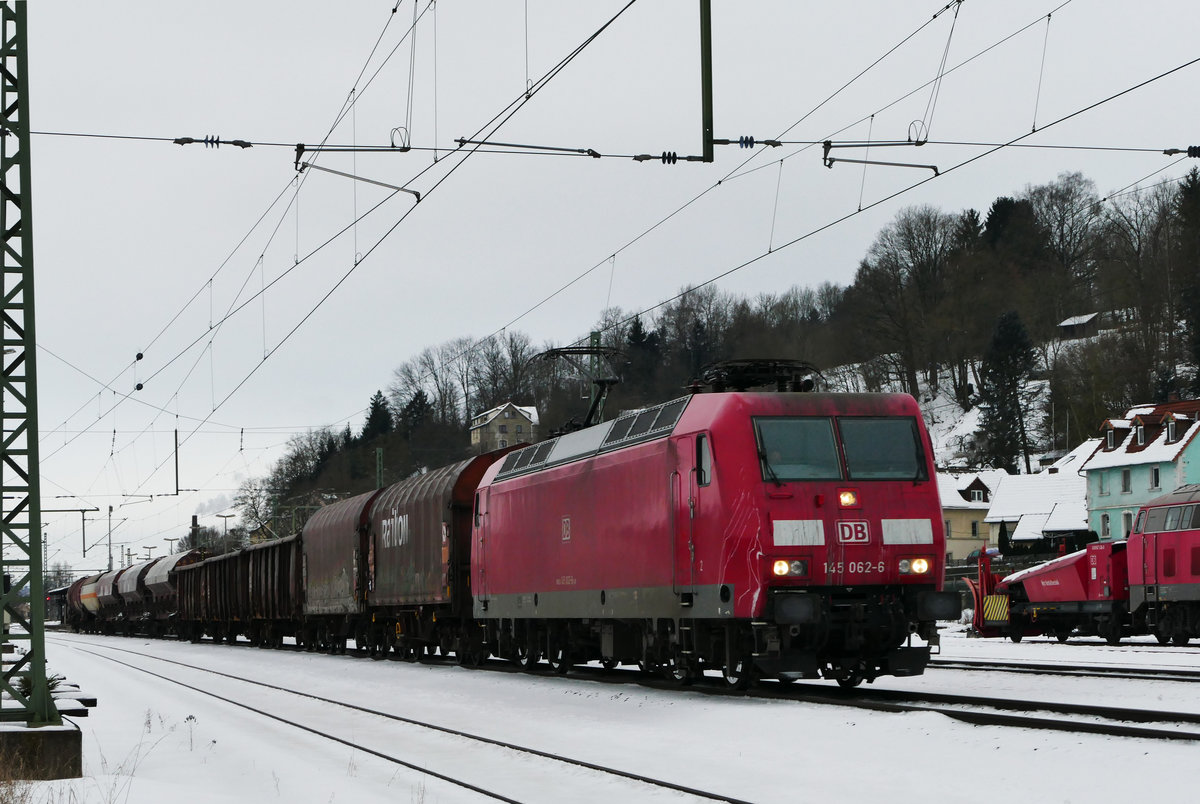 24. Januar 2017, Lok 145 062 befördert einen Güterzug in Richtung Saalfeld durch den Bahnhof Kronach. Die Lok hat wohl eine Schramme abbekommen?