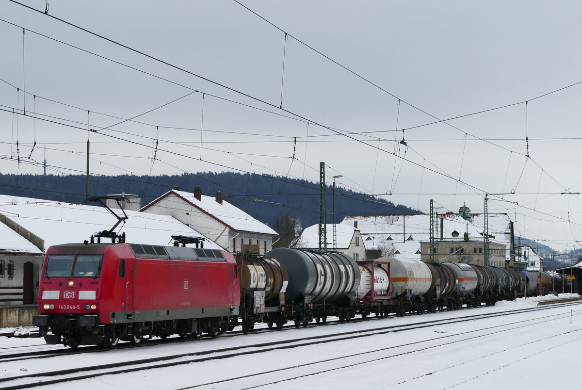 24. Januar 2017, Lok 145 048 fährt mit einem bunten Kesselwagenzug in Richtung Saalfeld durch den Bahnhof Kronach.