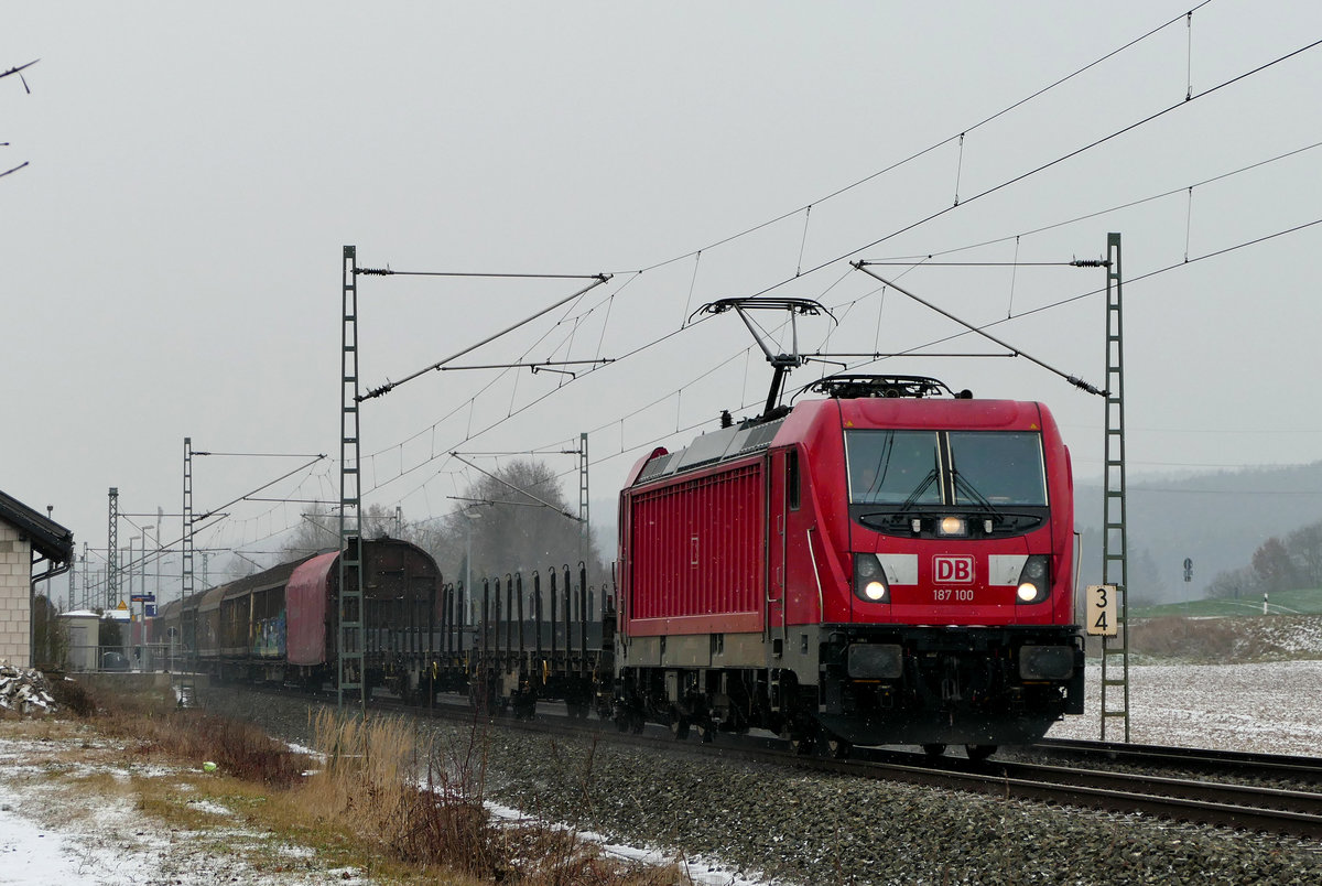 24. Januar 2019, Ein Güterzug, gezogen von Lok 187 100, fährt durch den Haltepunkt Redwitz in Richtung Lichtenfels.