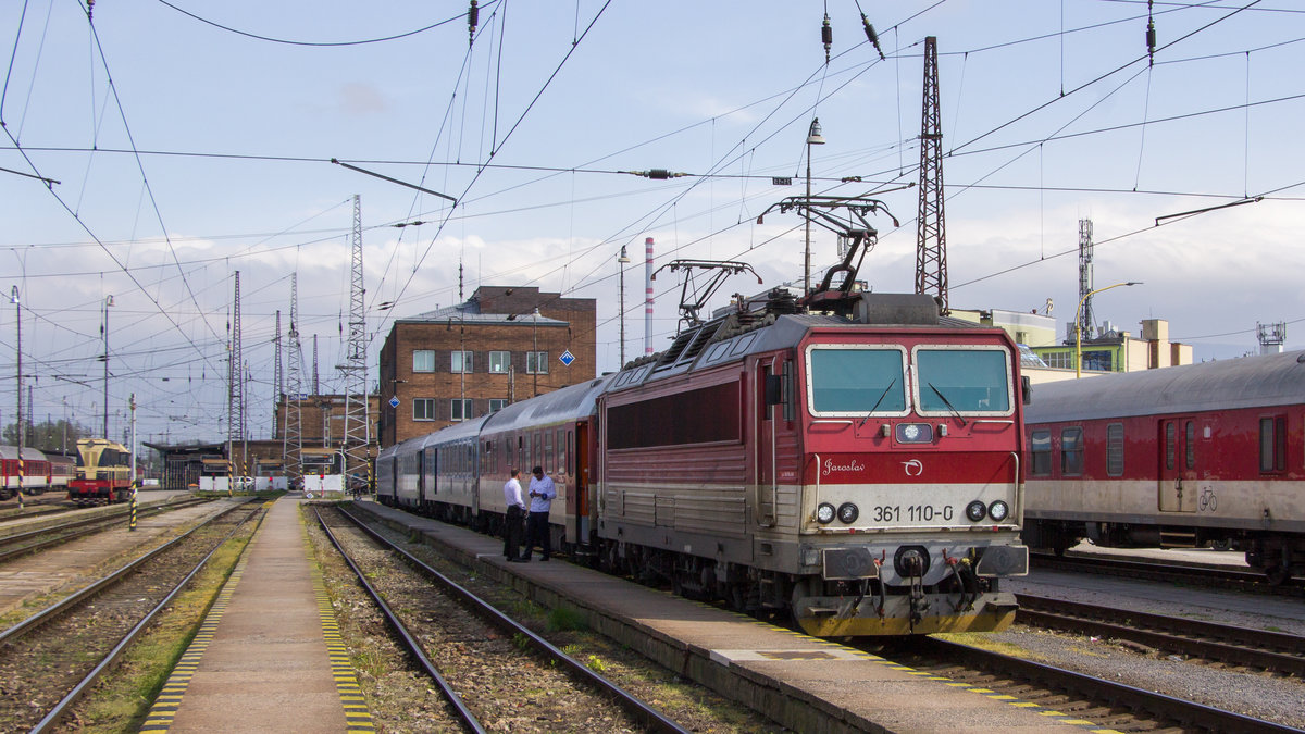 24. Juli 2019 in Zilina: 361 110-0 mit einem Schnellzug kurz vor der Abfahrt. 