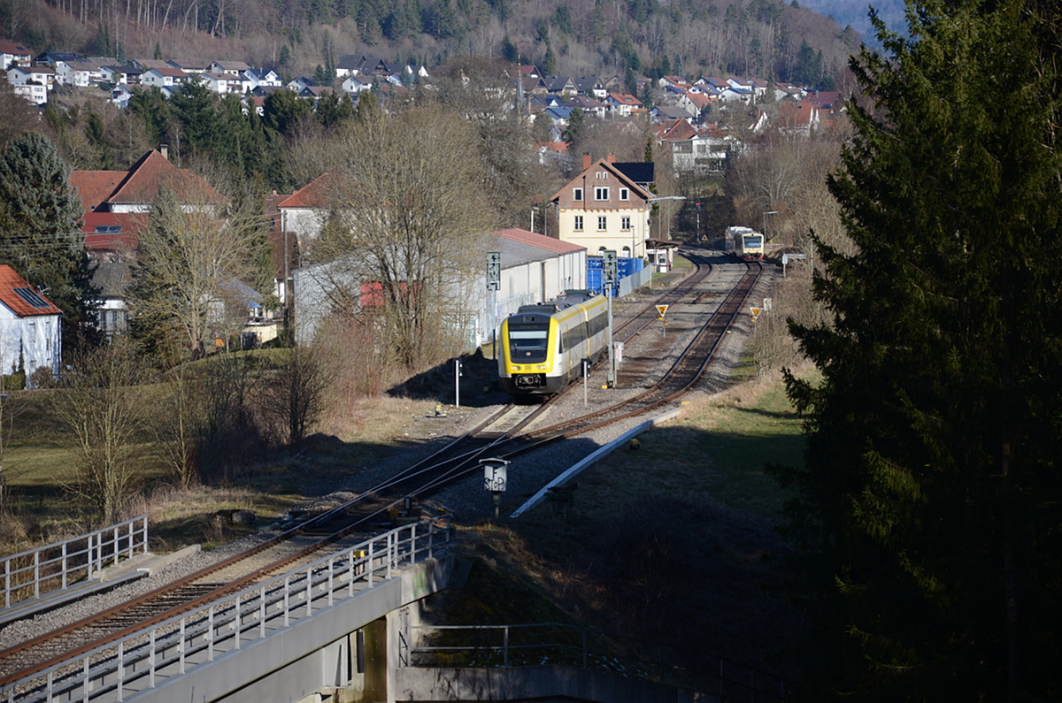 24. März 2018:
Gleiche Stelle wie vorher:
Der RegioSwinger 612 131 fährt als IRE 3264 nach Tübingen und weiter nach Stuttgart. Hinten am alten Laufener Bahnhof stehen noch VT 47 und 215 als HzL 86253 nach Sigmaringen.