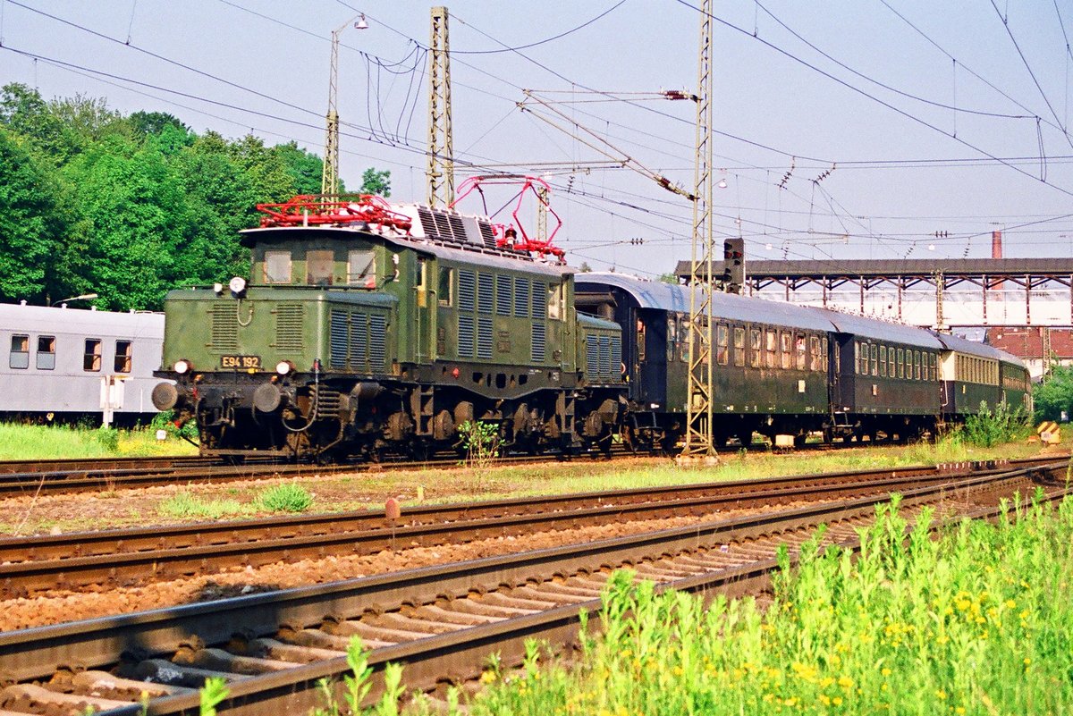 24. Mai 2001, ein Sonderzug, bespannt mit E94 192, fährt in den Bahnhof Freilassing ein.