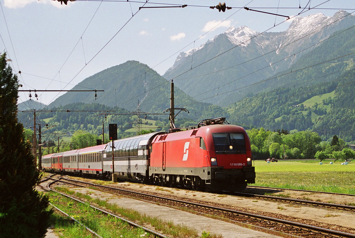 24. Mai 2003, Bahnhof Haus im Ennstal, Lok 1116 089 der ÖBB fährt mit einem EC durch.