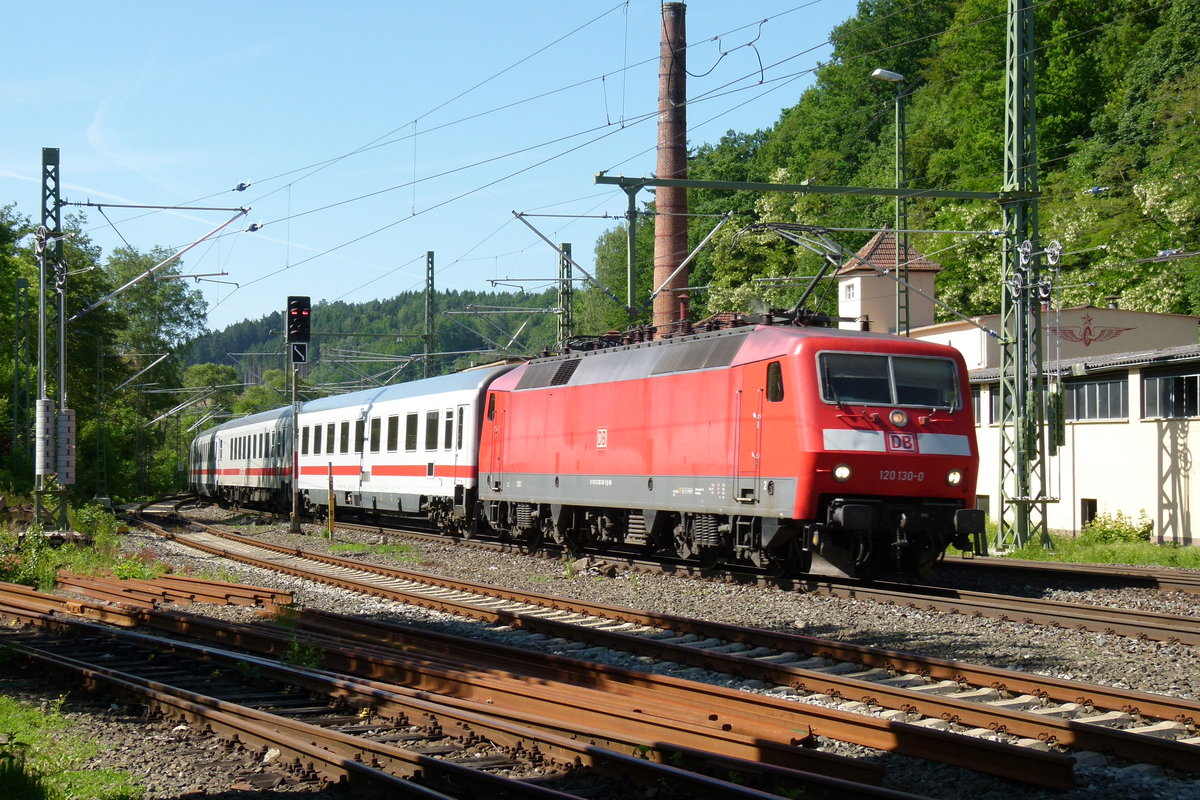 24. Mai 2011, IC 2208 München - Berlin fährt durch Kronach. Zuglok ist 120 130, 101 063 schiebt nach.