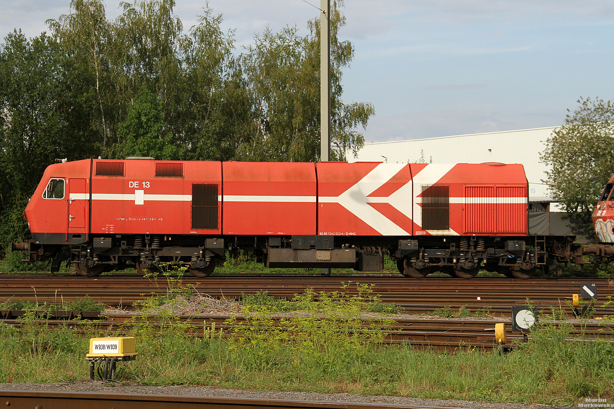 240 003 / DE13 mit einem demontierten Führerstand, welcher durch die KBEF museal erhalten wird, aufgenommen am 16.08.2020 an der Kurfürstenstraße (öffentl. zugänglich) 