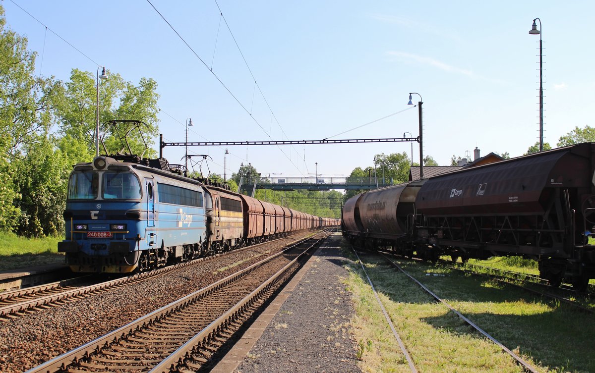 240 008-3 und 240 007-5 zu sehen am 09.05.18 mit der Kohle in Nebanice.