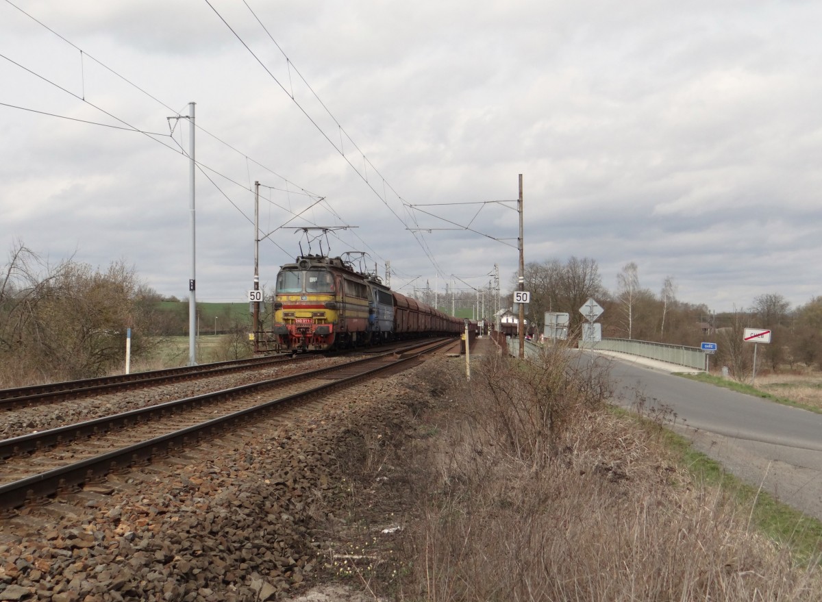 240 011 und 240 044 mit einem Kohlezug in Cheb/Jindřichov am 13.04.15