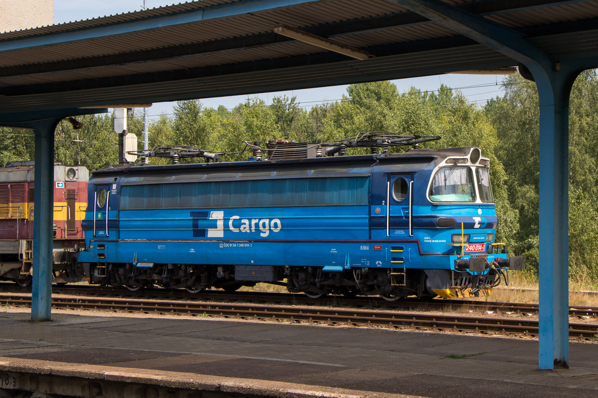 240 014-1 steht am 2. August 2018 abgestellt im Bahnhof Nove Sedlo. 