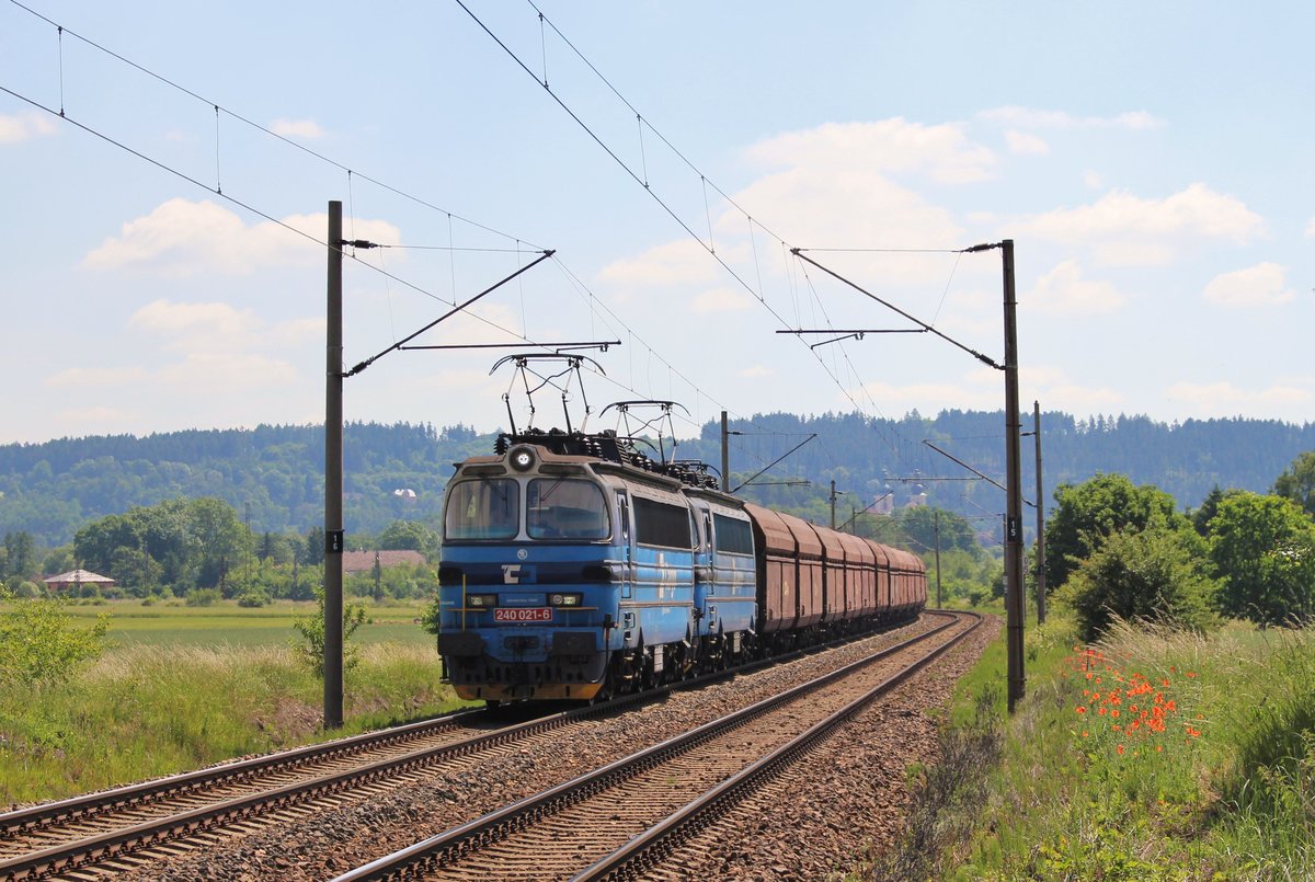 240 021-6 und 240 035-6 zu sehen am 14.06.17 mit einem Kohlezug in Chotikov.
