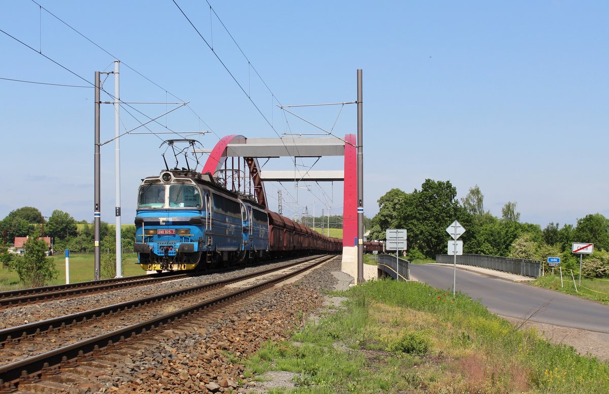240 025-7 und 240 014-1 zu sehen am 18.05.18 mit einem Kohlezug bei Tršnice.