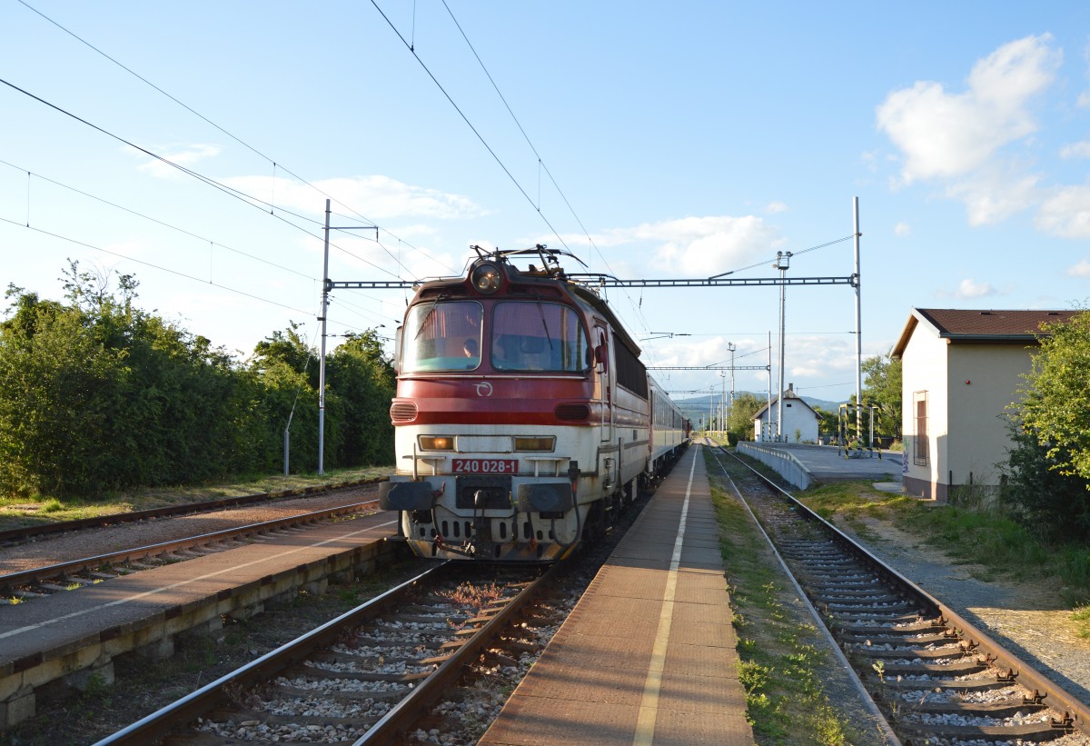 240 028-1 ZSSK fhrt mit Regionalzug Os 7331 Bansk Bystrica/Neusohl – Zvolen os. st./Altsohl Persbf. nach Bf. Sliač kpele/Heilbad Sliacs ein (E-Lok mit Zuggarnitur von Fernzge R 835 / Zr 1850 (Bratislava – Zvolen – Bansk Bystrica) nur samstags, sondern Triebwagen BR 813/913); 14.06.2014 