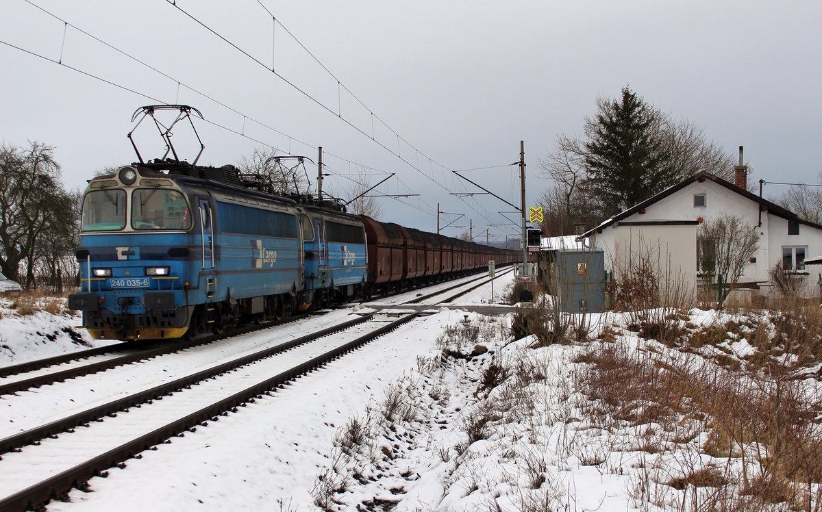 240 035-6 und 240 021-6 zu sehen mit der Kohle am 23.01 18 bei Vokov.