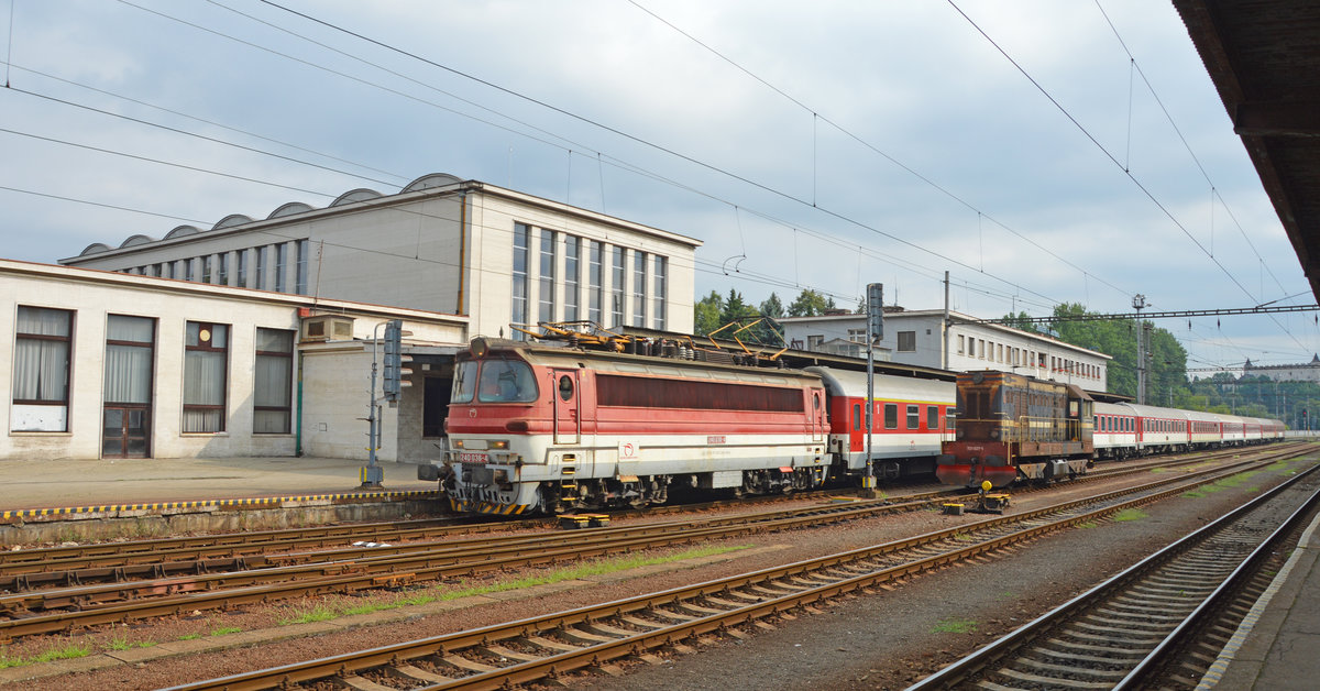 240 036-4 mit Fernzug R 834 „Sitno“ Banská Bystrica/Neusohl (08:35) – Zvolen os. st./Altsohl Persbf. – Šurany – Bratislava hl. st./Preßburg Hbf. (11:59) fährt aus den Personenbahnhof Zvolen/Altsohl ab; 24.07.2016