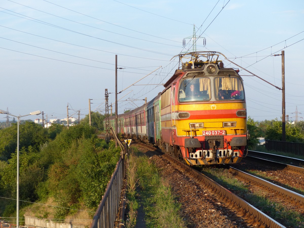 240 037-2 mit einem Zug nach Bratislava in Bratislava Vinohrady, 24.8.2015