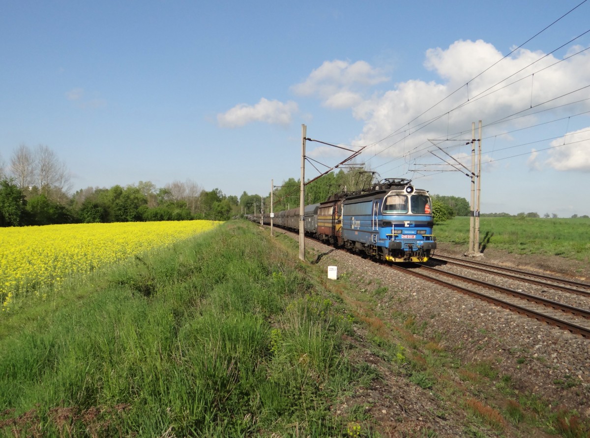 240 044 und 240 011 hier am 13.05.15 mit einem Leerkohlezug in Chotikov.
