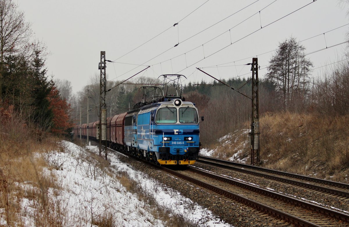 240 045-5 und 240 025-7 zu sehen mit einem leeren Kohlezug am 01.02.19 in Chotikov.