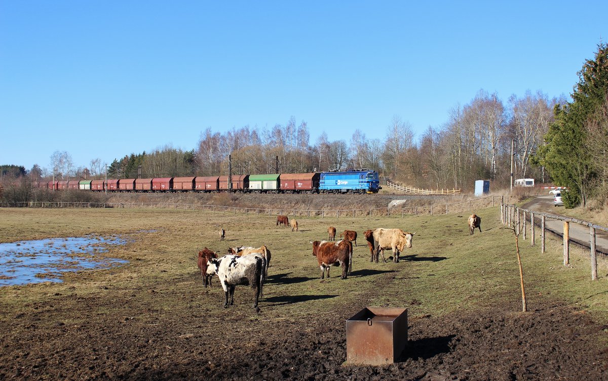 240 045-5 zu sehen am 15.02.19 mit einem leeren Kohlezug in Chotikov.