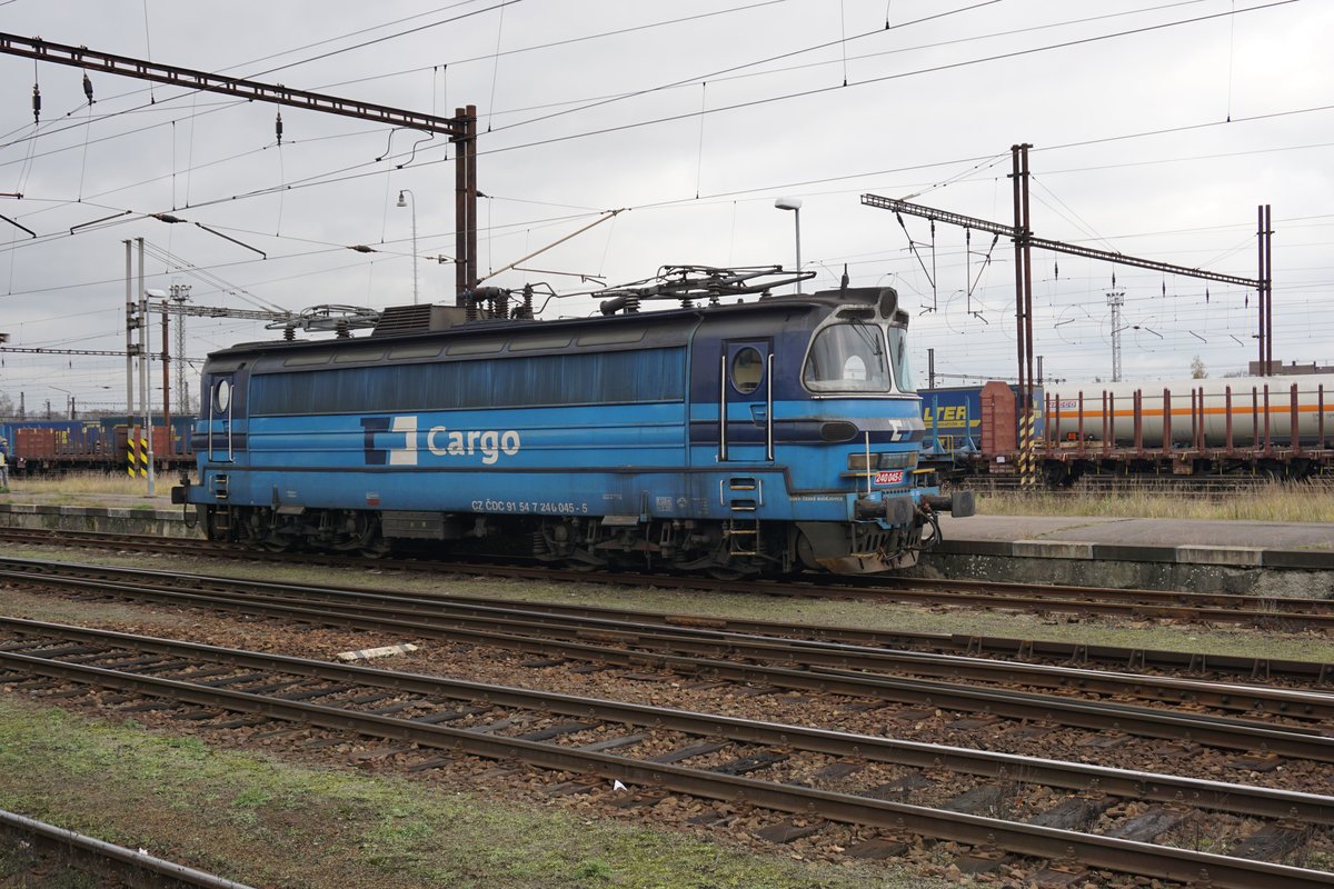 240 045 abgestellt am 18.11.2017 in Cheb.