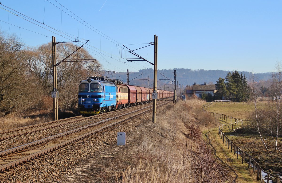 240 047-1 und 240 065-3 zu sehen am 15.02.19 mit einem Kohlezug in Chotikov.