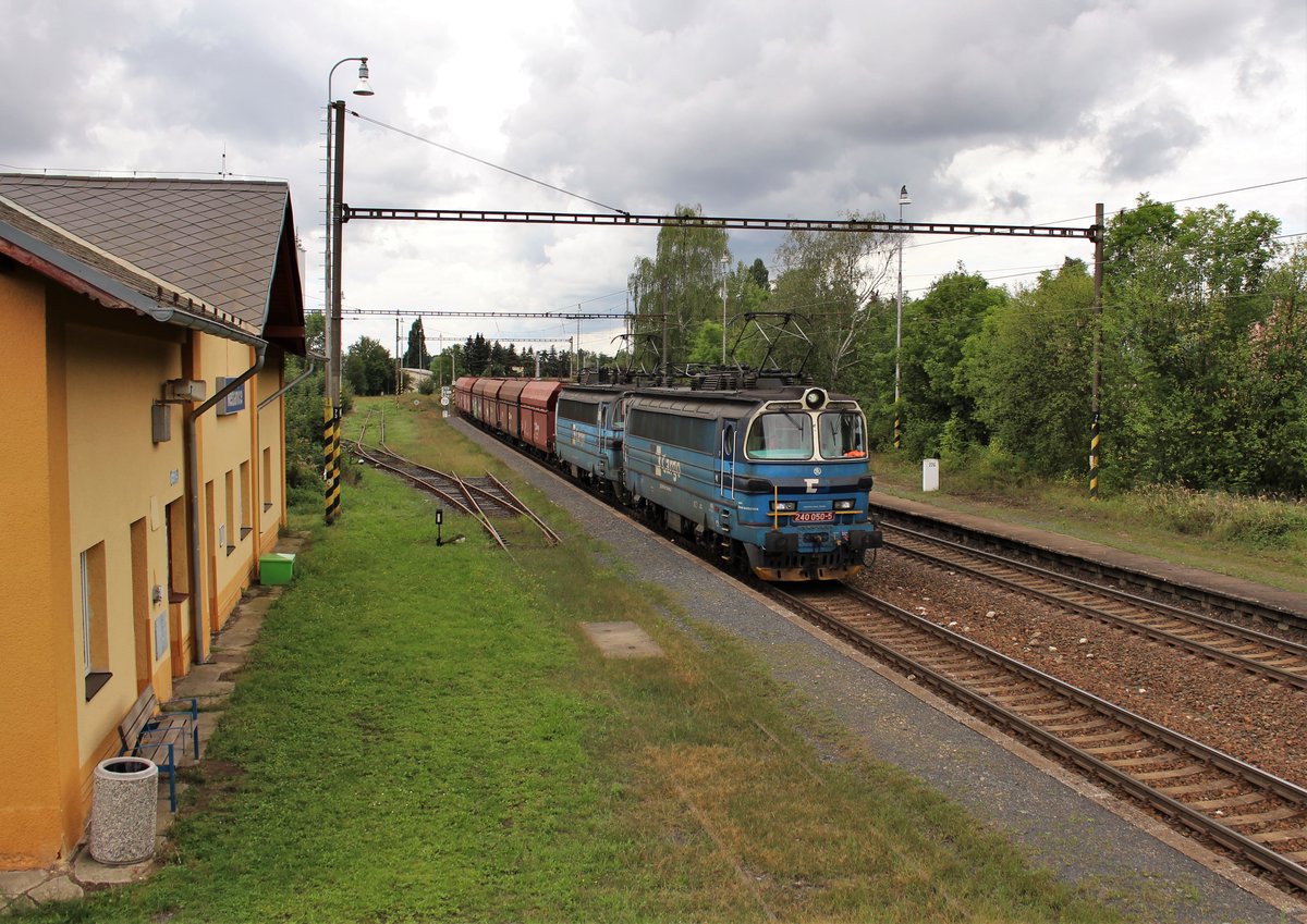 240 050-5 und 240 060-4 fuhren am 29.08.20 mit einem leeren Kohlezug durch Nebanice.