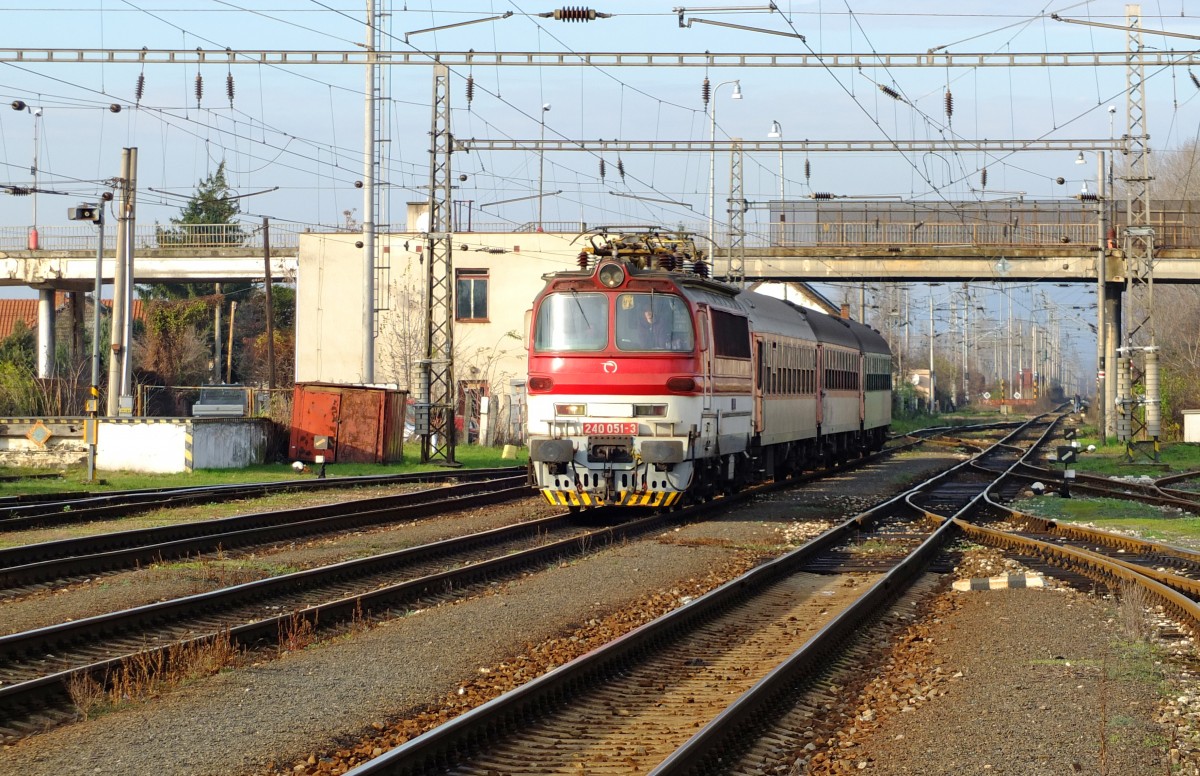 240 053-1 mit Regionalzug Os 5754 Zvolen os. st./Altsohl Persbf. (07:16) – Žarnovica – Levice/Lewenz (08:51) fährt in den Zielbahnhof ein; 09.12.2014