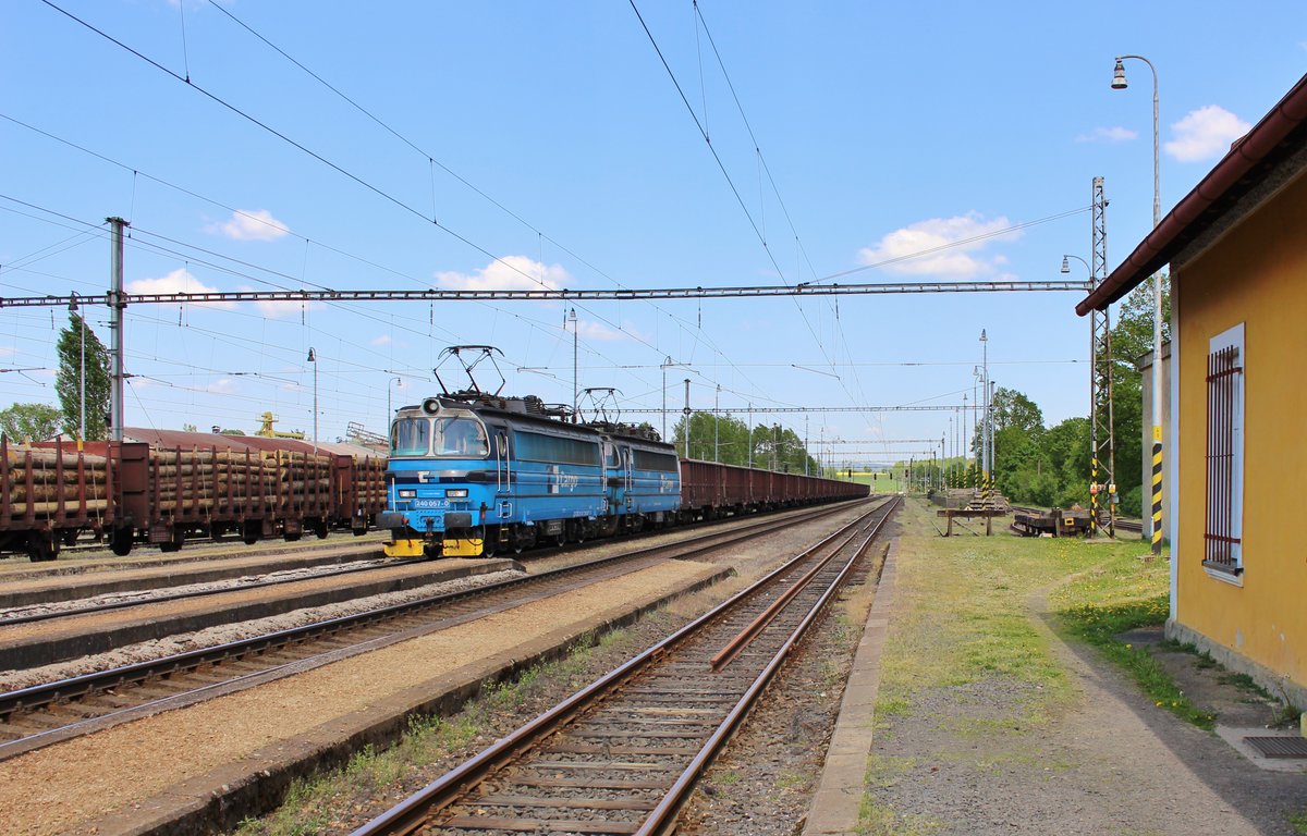 240 057-0 und 240 060-4 zu sehen am 08.05.18 in Tršnice.