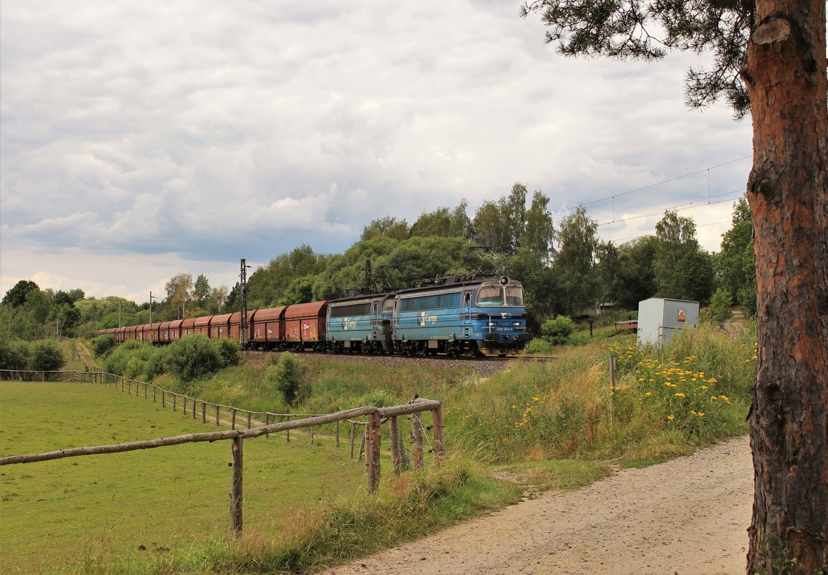 240 063-6 und 240 064-8 zu sehen am 25.07.20 mit einer leeren Kohle in Chotikov. 